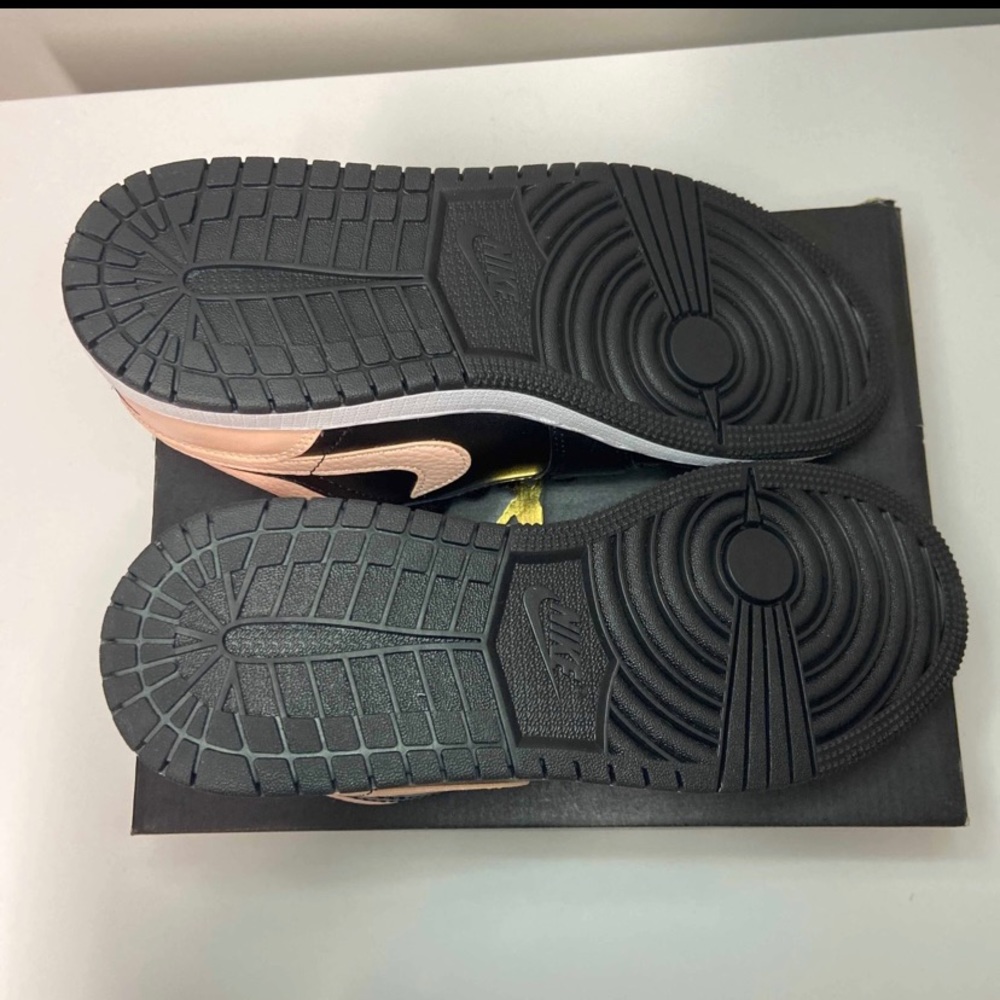 Air Jordan 1 Low ‘Crimson Tint’ - Picture 5 of 9